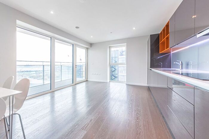 2 Bedroom Flat To Rent In Glasshouse Gardens, Stratford, E20