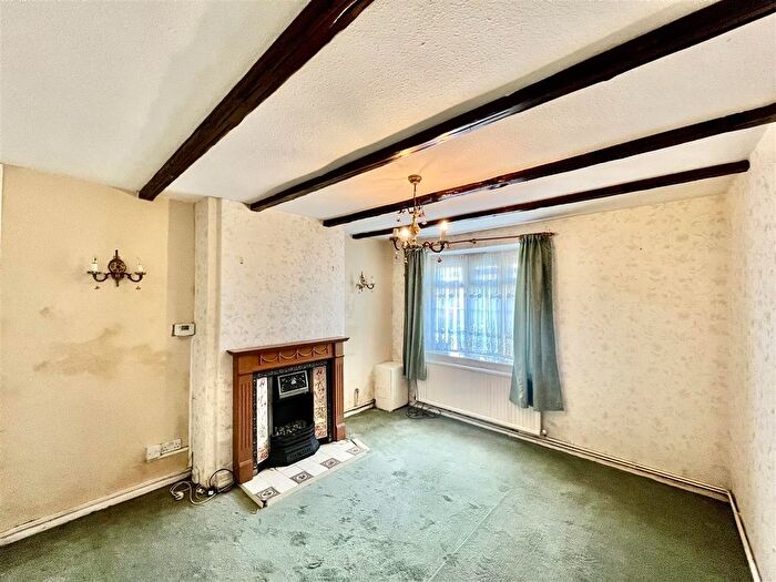 3 Bedroom End Terrace House For Sale In Hanworth Road, Hounslow, TW3