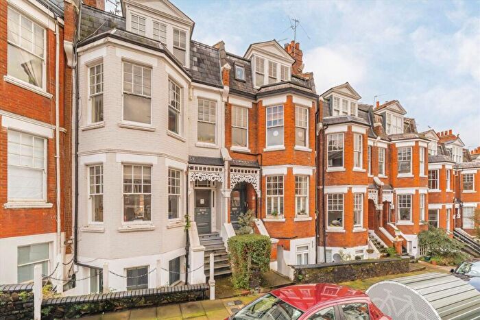 2 Bedroom Flat For Sale In Milton Road, Highgate, N6