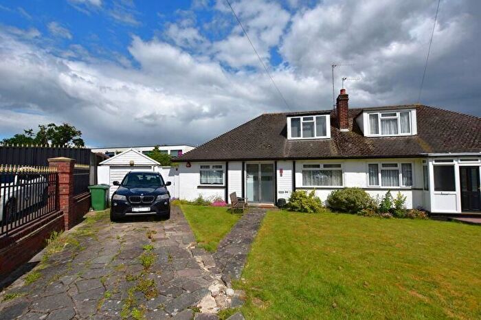 3 Bedroom Bungalow For Sale In Chestnut Drive, Harrow Weald, Harrow, HA3