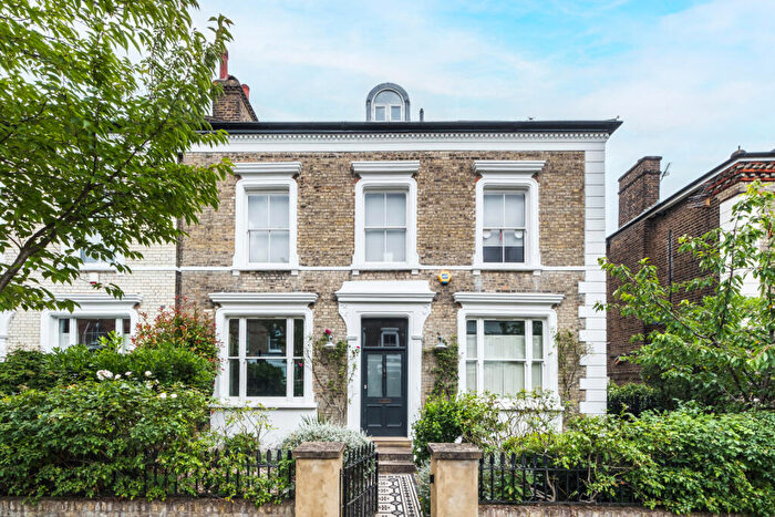 6 Bedroom Semi-Detached House For Sale In Beacon Hill, Holloway, N7