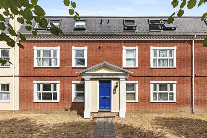 2 Bedroom Flat To Rent In Dove House, Watermead, Aylesbury, HP19