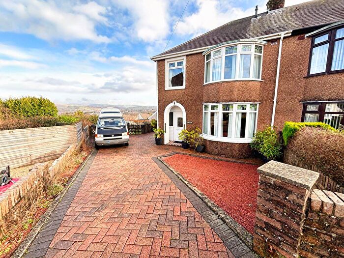 3 Bedroom Semi Detached House For Sale In Hillcrest Pen-Y-Fai Bridgend, CF31