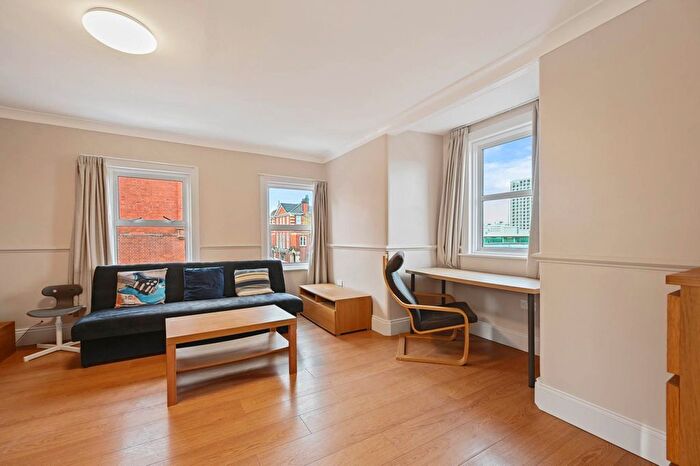 3 Bedroom Flat To Rent In Saint John`S Hill, Clapham Junction, SW11