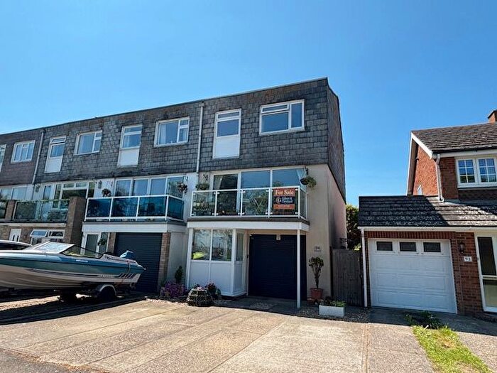 4 Bedroom Town House For Sale In Beach Road, Selsey, PO20