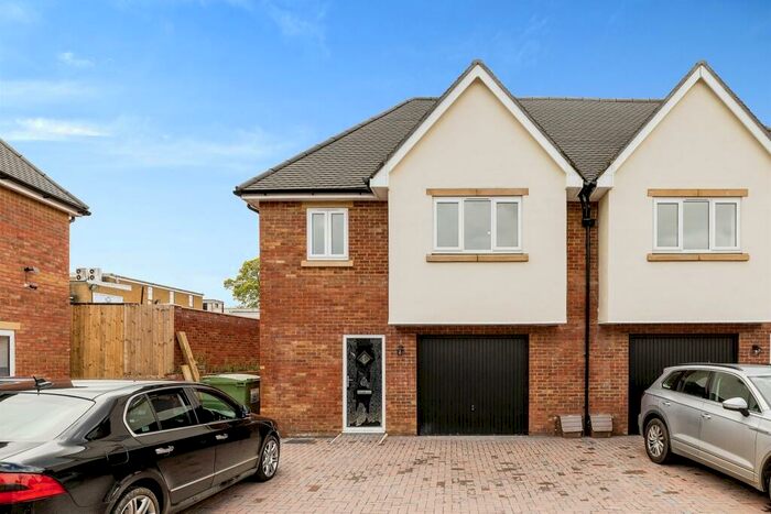 4 Bedroom House To Rent In West Beech Court, Banbury, OX16