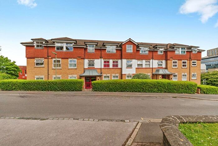 2 Bedroom Flat For Sale In Chapel Road, Redhill, Surrey, RH1
