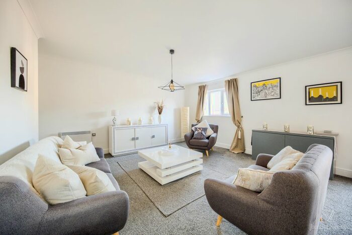 3 Bedroom Flat To Rent In Qube, Townsend Way, Birmingham City Centre, B1