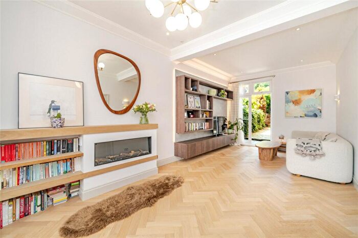 5 Bedroom End Of Terrace House For Sale In Alexandra Gardens, London, N10