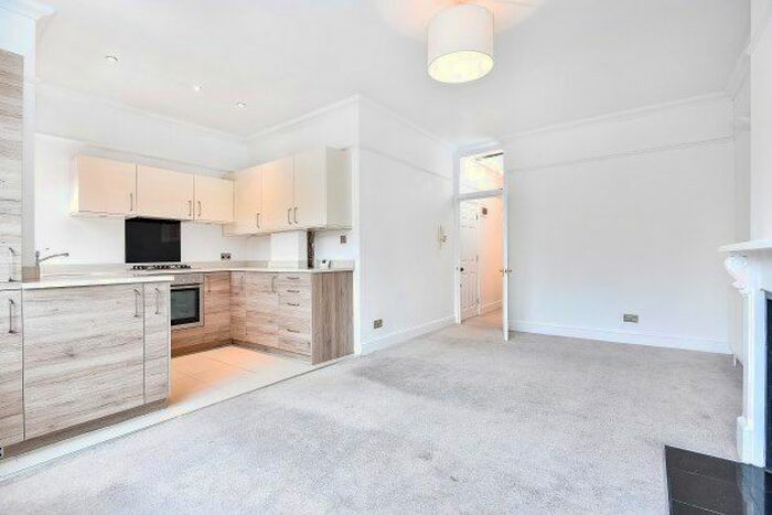 2 Bedroom Flat To Rent In Queen Anne Avenue, Bromley BR2