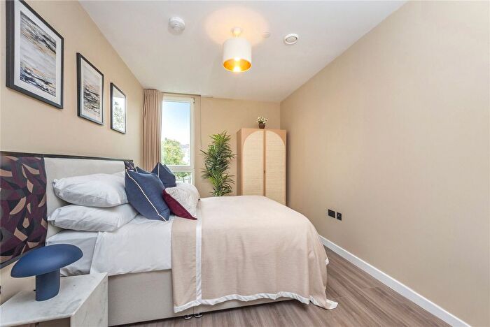 1 Bedroom Flat For Sale In Park North, Stamford Road, N15
