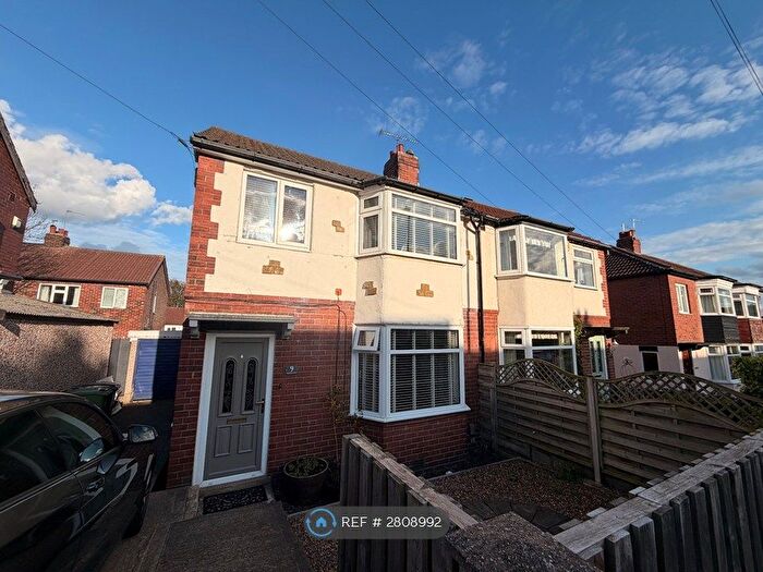 3 Bedroom Semi Detached House To Rent In Hawthorn Drive, Leeds, LS13