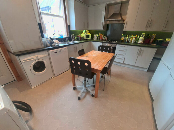 6 Bedroom House To Rent In Woodsley Road, Leeds, LS3