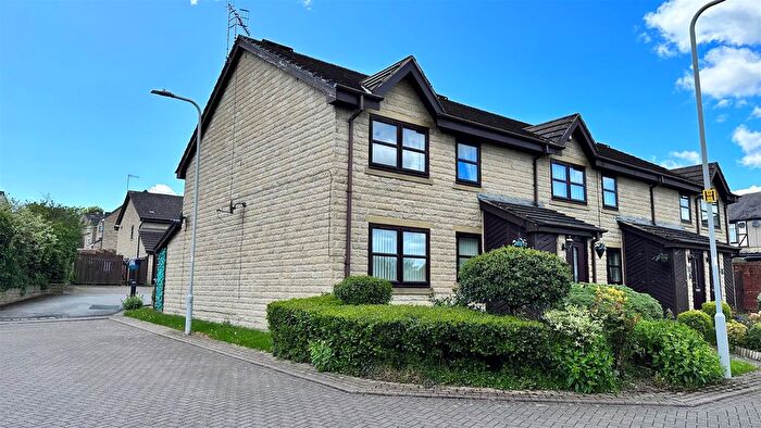 2 Bedroom Flat For Sale In Dunkhill Croft, Idle, Bradford, BD10
