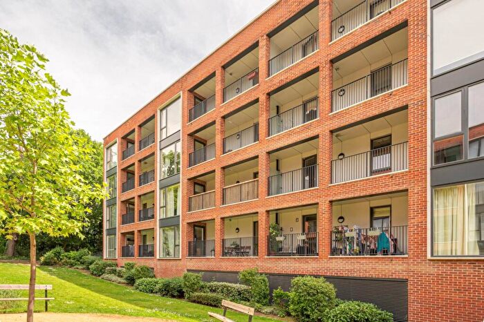 2 Bedroom Flat To Rent In Ebony Crescent, Barnet, EN4