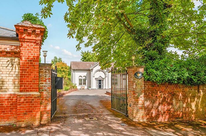 4 Bedroom Detached House For Sale In Totteridge Common, Totteridge, N20