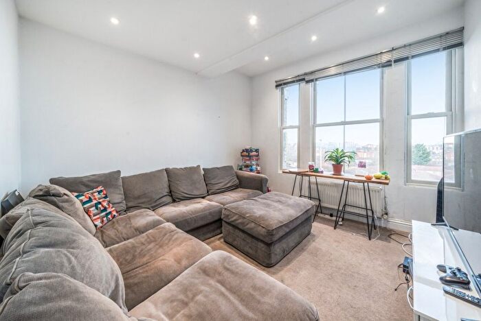 3 Bedroom Flat For Sale In Wandsworth Road, Clapham, London, SW8