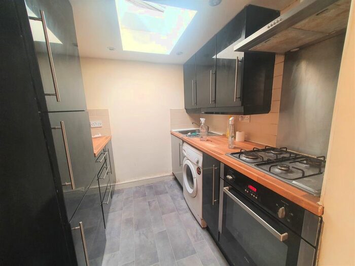 2 Bedroom Flat To Rent In The Drive, Cranbrook, Ilford, IG1
