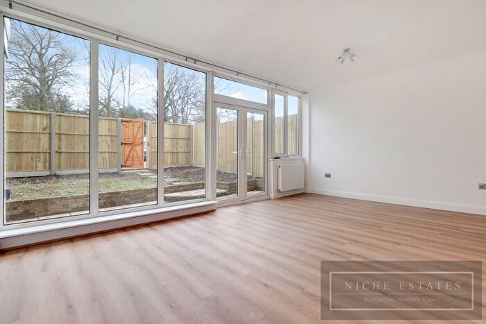 2 Bedroom Flat To Rent In Woodside Grange Road, London, N12