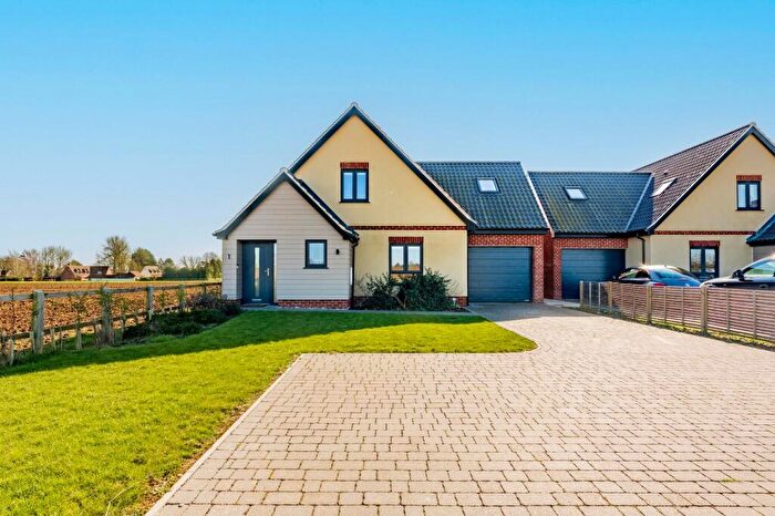 3 Bedroom Detached House For Sale In Field View Close, Carleton Rode, NR16