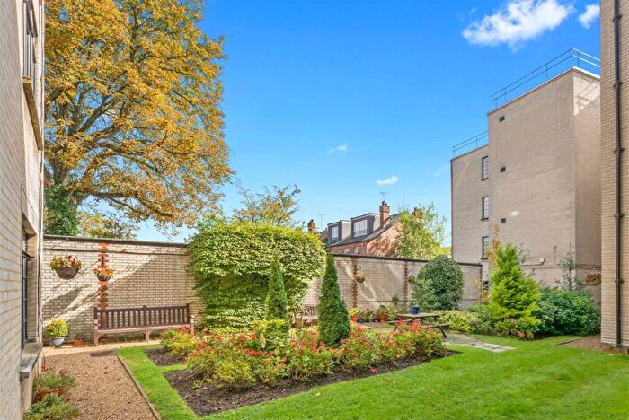 2 Bedroom Apartment To Rent In North Hill, Highgate, N6