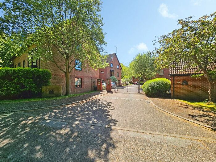 1 Bedroom Flat To Rent In Moormede Crescent, Staines Upon Thames, TW18