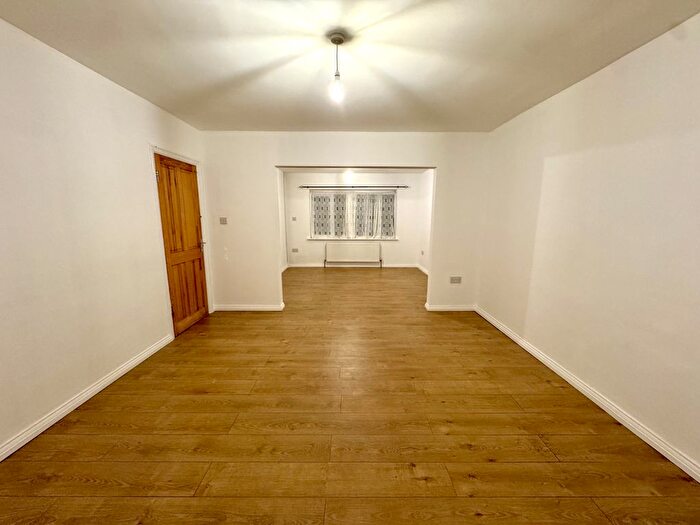 3 Bedroom Semi Detached House To Rent In Ashford Avenue, Hayes, UB4