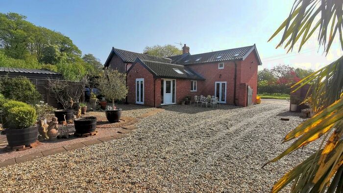 3 Bedroom Semi-Detached House For Sale In The Green, Morningthorpe, Norwich, NR15