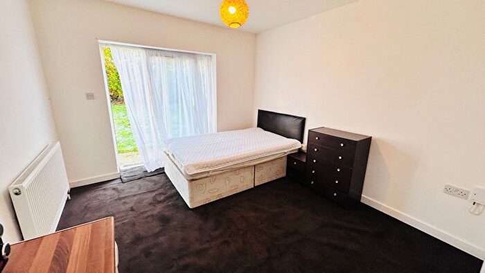 Studio To Rent In Thorn Close, Northolt, UB5