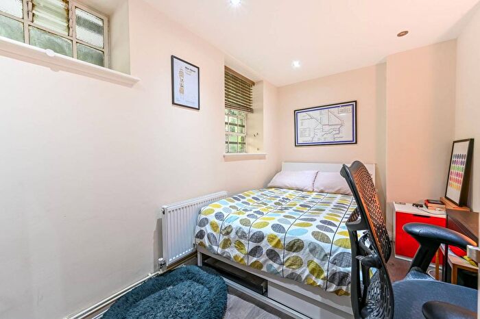 2 Bedroom Flat To Rent In Hillsborough Court, St John's Wood, London, NW6