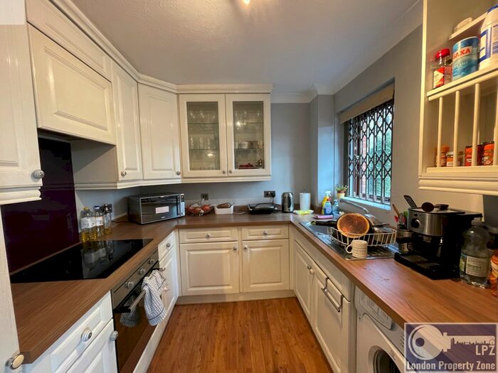 2 Bedroom Flat To Rent In Fletcher Street, Tower Hill, E1