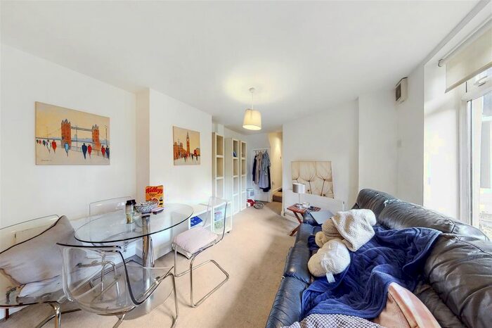 2 Bedroom Flat To Rent In Kilburn Lane, Queens Park, London, W10