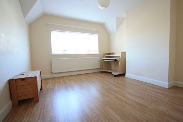 3 Bedroom Flat To Rent In Kingston Road, New Malden, KT3
