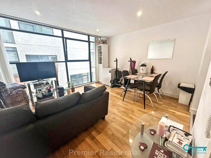 2 Bedroom Apartment For Sale In Apt Hill Quays, Commercial Street, Manchester, M15