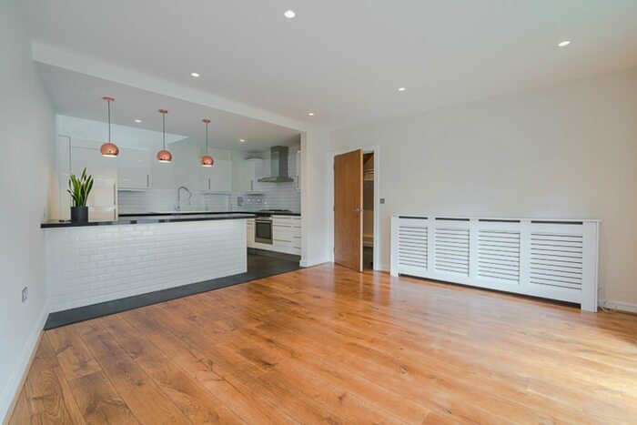 3 Bedroom Semi-Detached House To Rent In Magna Square, London, SW14