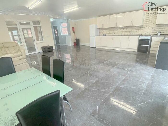 4 Bedroom Detached House To Rent In Brendon Road, Wollaton, NG8