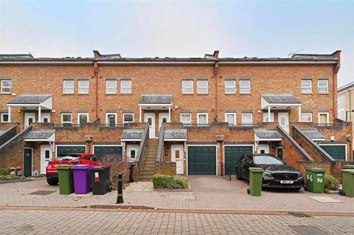 2 Bedroom Maisonette For Sale In Schooner Close, Isle Of Dogs, E14