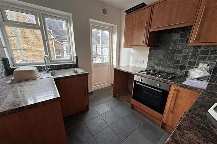 2 Bedroom Flat To Rent In Fairleigh Court, Leigh On Sea, SS9