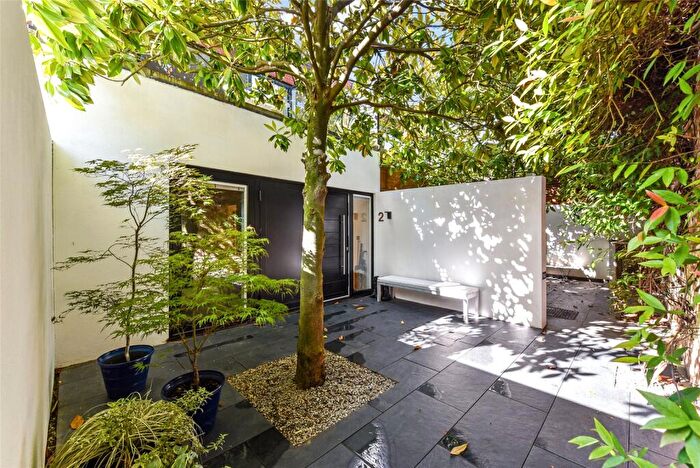 3 Bedroom Mews For Sale In Tarrant Street, Arundel, West Sussex, BN18