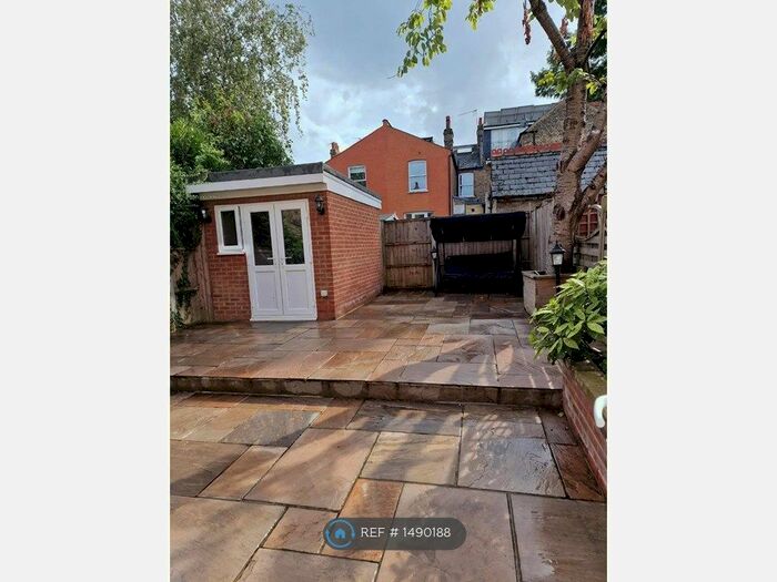 2 Bedroom Flat To Rent In Hereford Road, London, W3