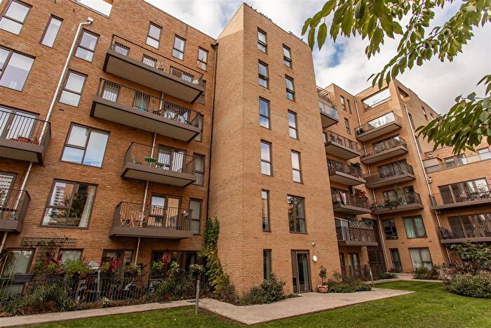 1 Bedroom Flat For Sale In St. Clements Avenue, Mile End, E3