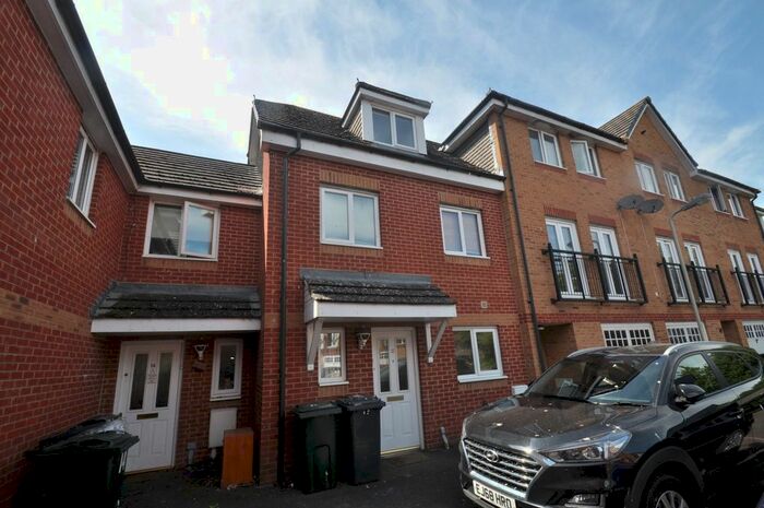 3 Bedroom Property To Rent In Richmond Meech Drive, Kennington, TN24