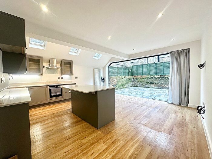 2 Bedroom Flat To Rent In Waldemar Avenue, London, SW6