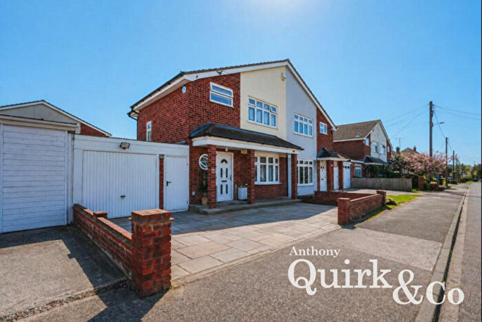 3 Bedroom Semi-Detached House For Sale In Gainsborough Avenue, Canvey Island, SS8