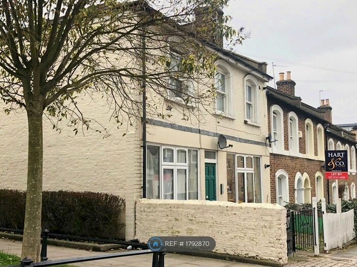 Studio To Rent In Mill Hill Road, London, W3