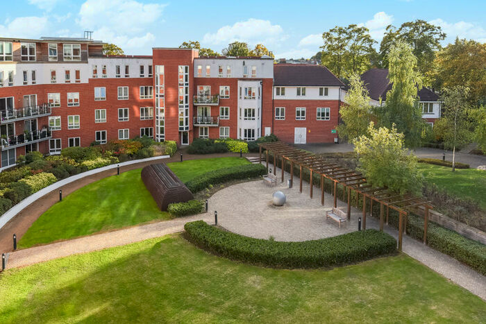 2 Bedroom Apartment To Rent In Regency Court, South Woodford, E18