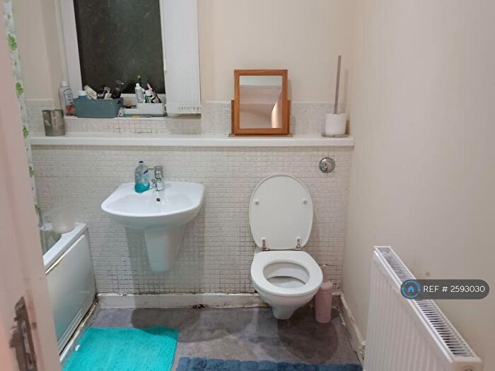 2 Bedroom Flat To Rent In Central, Sale, M33