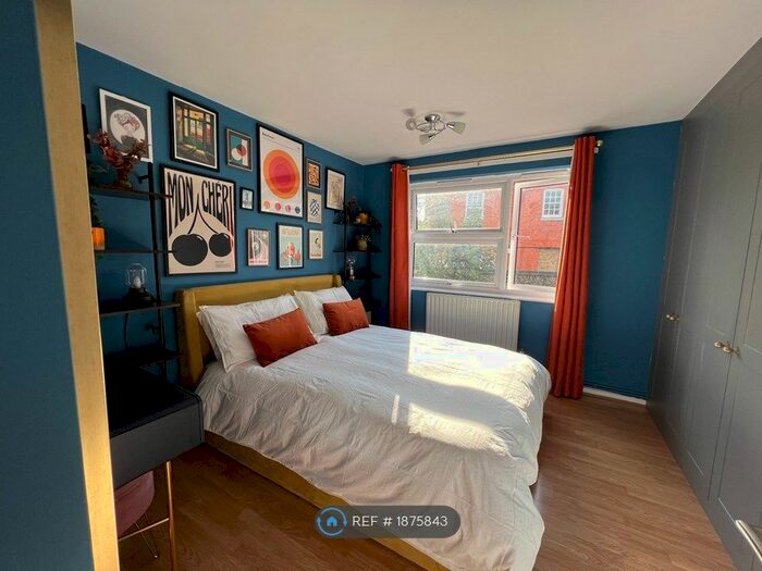 1 Bedroom Flat To Rent In Larch Close, London, SW12