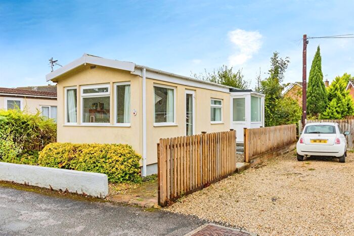 1 Bedroom Mobile/park Home For Sale In Brimley Gardens, Bovey Tracey, Newton Abbot, TQ13