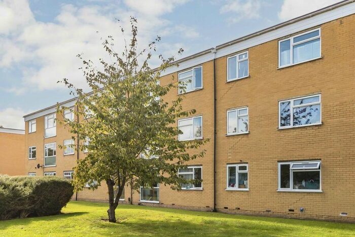 2 Bedroom Flat To Rent In Thicket Road, Sutton, SM1